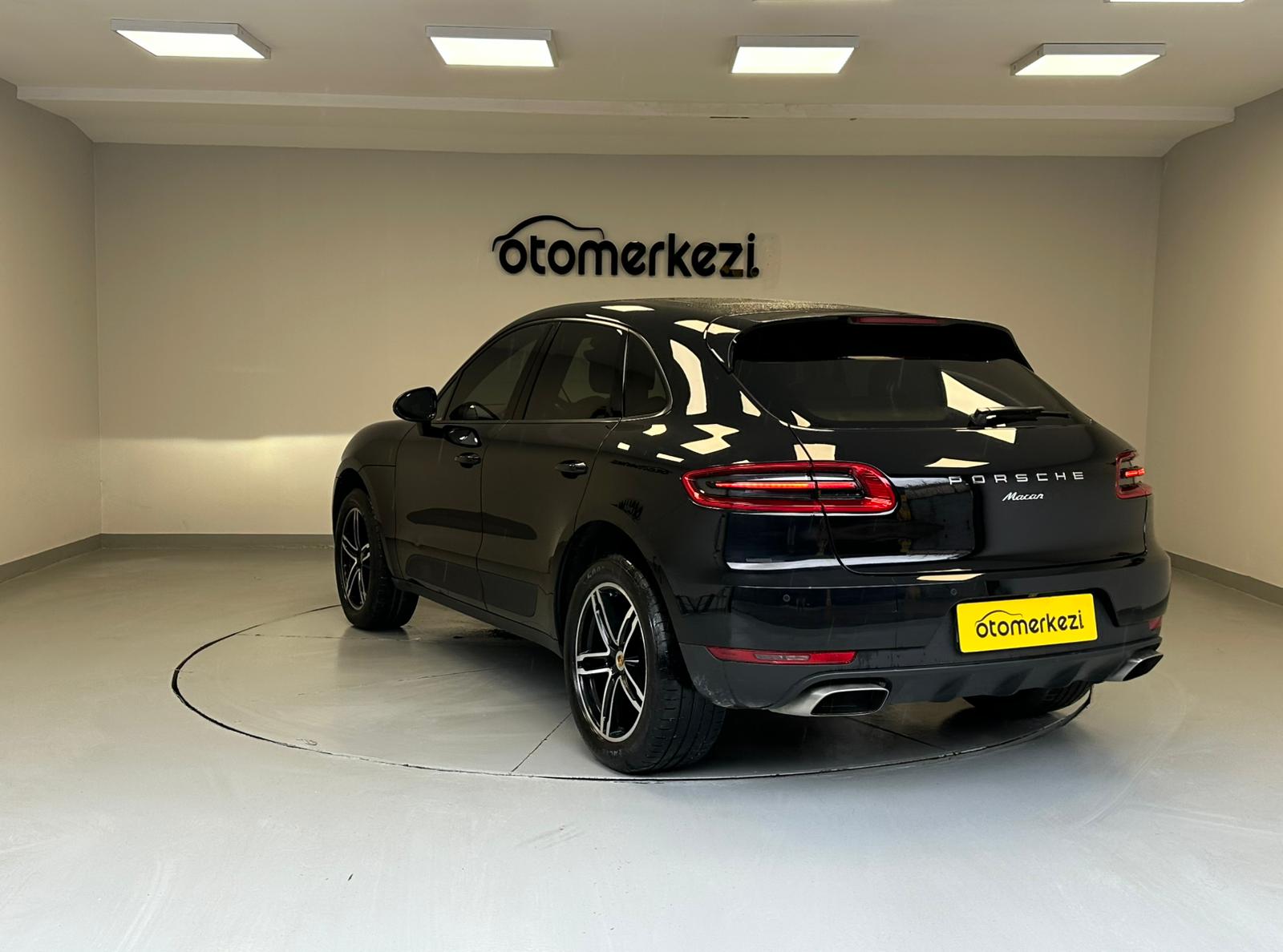 PORSCHE MACAN 3